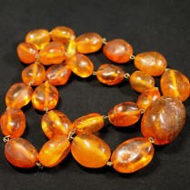 Transparent amber beads necklace Inclusion